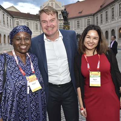 Martin Weiss, hier mit Natalia Kanem (links) und Nigina Muntean (rechts), beide United Nations Population Fund, freut sich über die diversen Gäste aus internationaler Digital-Elite, Künstler:innen und Wissenschaftler:innen