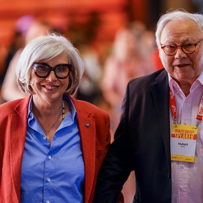 Steffi Czerny begleitete Verleger Hubert Burda auf seinem Weg in einen der Konferenzsäle