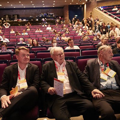 Martin Weiss, Hubert Burda und Yossi Vardi lauschten gespannt einer der Diskussionsrunden