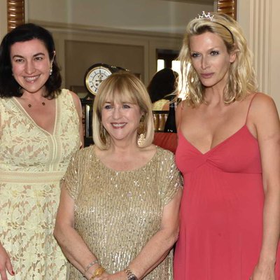 Auch Dorothee Bär, hier mit Patricia Riekel und der Künstlerin Mia Florentine Weiss, kam zum Ladies Dinner