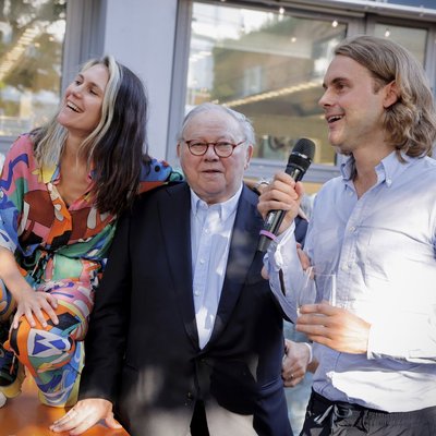 Elisabeth Burda-Furtwängler, Hubert Burda und Jacob Burda (v.l.n.r.) auf dem Burda Sommerfest im Münchener Arabellapark © MaxLouis Koebele