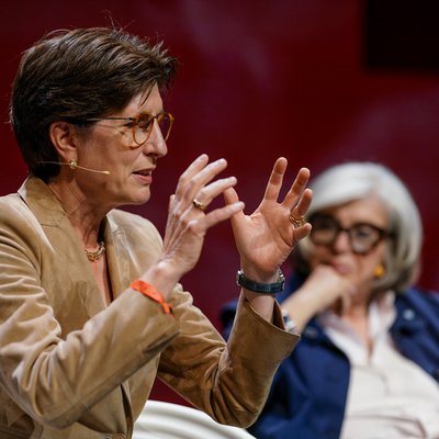 „In Zeiten politischer Polarisierung sind Daten die Wahrheit“, betonte Rebecca Blumenstein, stellv. Chefredakteurin der NY Times im Gespräch mit Yossi Vardi über die Rolle der Medien in unsicheren Zeiten