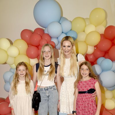 Influencerin Julia (35.5k Follower) mit ihren drei Töchtern