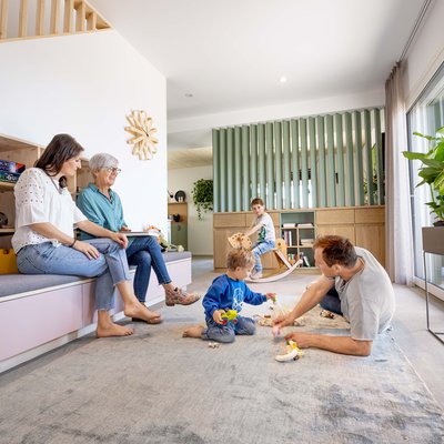 familie im wohnzimmer des neuen schwörer musterhaus aenne, spielende kinder mit eltern