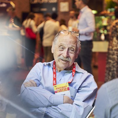 Yossi Vardi unterhielt sich angeregt mit den Besucher:innen der Konferenz