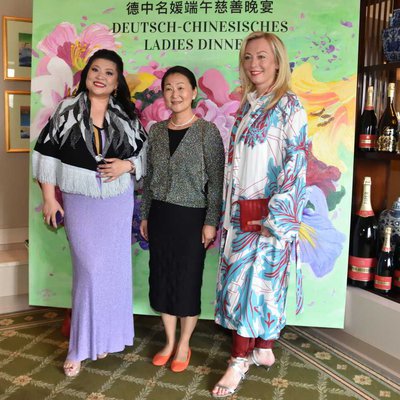 Auch Bunte war vertreten: Die Gastgeberin Yu Zhang mit Fei Yu Xu (SAP) und Ilka Peemöller