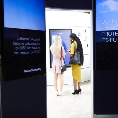 Auch die Lufthansa ist dieses Jahr Partner der Konferenz und stellt in ihrer Lounge unter dem Motto #MakeChangeFly vor, wie sie die Luftfahrtindustrie umweltfreundlicher machen will