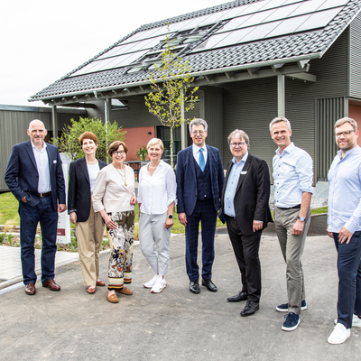 personen posieren vor dem musterhaus aenne, entworfen vom magazin das haus und schwörerhaus