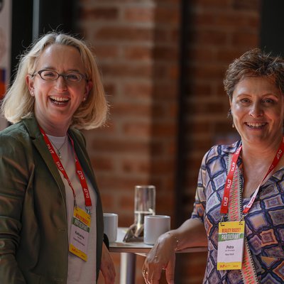 Katharina Herrmann und Petra von Strombeck tauschten sich im Lounge-Bereich aus, DLD