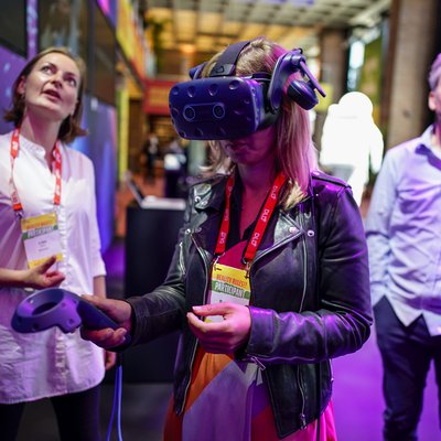 Die Gäste von DLD konnten im Rahmen der Konferenz Virtual Reality Brillen testen