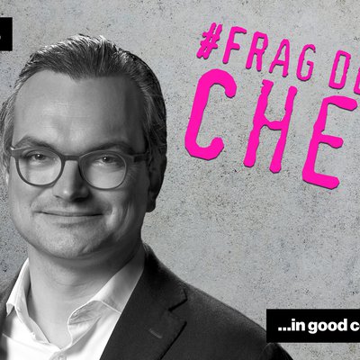 Schwarz weiß Bild von Christian Teichmann, CEO bei BurdaPrincipal Investments mit Titel #FragdenChef in pink