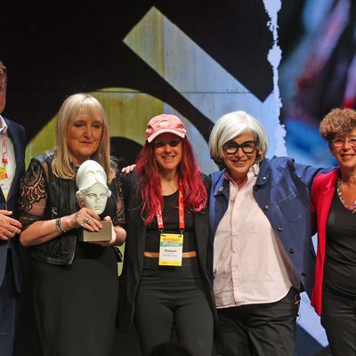 Die Verleihung des Aenne Burda Awards an Andrea Pfeifer (2.v.l.) fand im Rahmen der DLD statt. Elisabeth Furtwängler (Mitte) überreichte den Preis gemeinsam mit Martin Weiss, Steffi Czerny und Jennifer Schenker