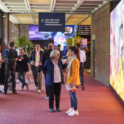 Steffi Czerny im Gespräch mit Melissa Faber-Castell auf dem Weg durch den Gasteig zum nächsten Panel