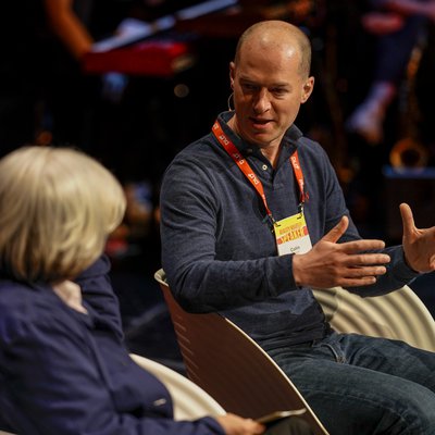 Colin Murdoch, Chief Business Officer von DeepMind sprach mit Steffi Czerny über den besten Weg, eine Firma im Bereich Künstliche Intelligenz verantwortungsvoll aufzubauen