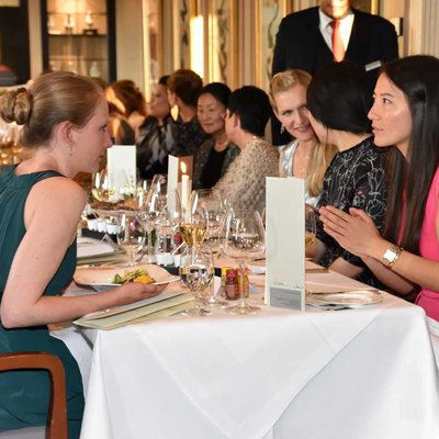 Im exklusivem Setting des Berlin Capital Clubs stand neben der Spendenbereitschaft auch der Austausch im Mittelpunkt, vorne Sabine Kamrath (Leiterin Tribute to Bambi Stiftung) und Startup-Gründerin Weihua Wang, dahinter Unternehmerin Vera Fürst