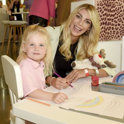 Influencerin Annika Gassner (221k Follower) mit ihrer Tochter bei der Instyle Mini & Me Lounge