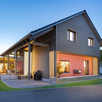 das musterhaus aenne von schwörerhaus und das haus von außen im abendlicht