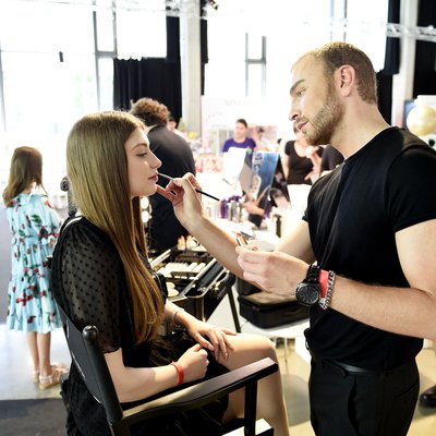 Influencer und Make-Up Artist Kevin Bete (22k) beim Schminken