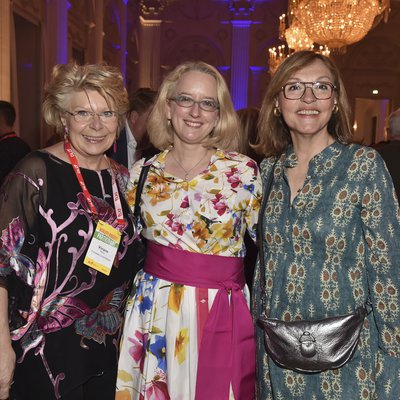 Katharina Herrmann nahm ebenfalls am exklusiven Dinner teil, hier mit Viviane Reding, ehem. Vizepräsidentin der Europäischen Kommission (links) und Beate Merk, Abgeordnete im Bayrischen Landtag (rechts)