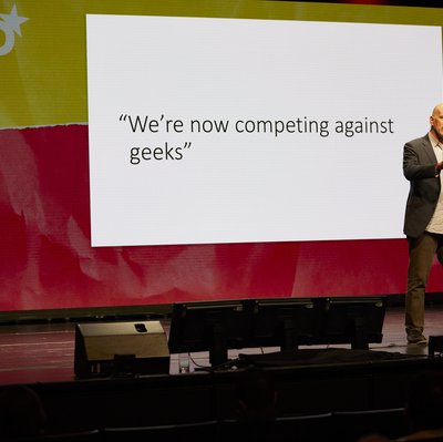 Andrew McAfee, argumentierte in seinem Vortrag für den vermeintlich besten Weg, im 21. Jahrhundert eine Firma zu führen: „The Geek Way“