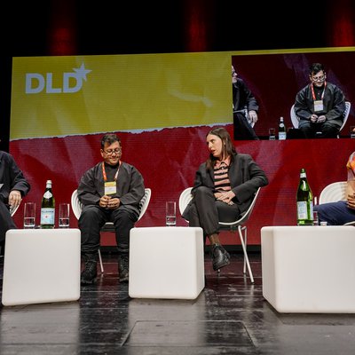 Künstler Refik Anadol versucht in seiner Arbeit „das menschliche in nicht-menschlichen Dingen“ zu finden. Darüber sprach er mit Emily Segal, Hans Ulrich Obrist and Rafael Rozendaal