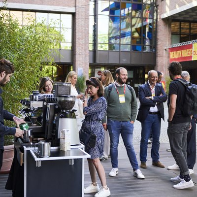 Der zweite Tag von DLD Munich 22 startete bei strahlendem Sonnenschein für die meisten Gäste an der Kaffeebar direkt vor dem Eingang zum Konferenzbereich im Gasteig