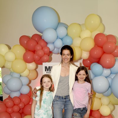 Designerin Victoria Strehle mit ihren Töchtern