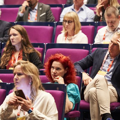 Die Teilnehmer:innen von DLD folgen auch am dritten Tag der Konferenz aufmerksam den Panels