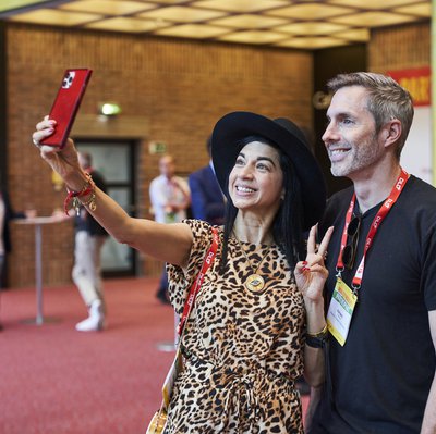 Erinnerungsfoto: Viele der Gäste dokumentieren ihre Erlebnisse bei der Konferenz vor einem der großen DLD-Aufsteller