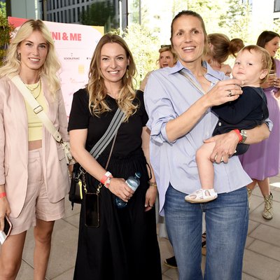 Influencerin Manuela Sterki (154k Follower) mit Begleitung und Influencerin Valeska „Mother of Six Dragons" mit Baby (54K)