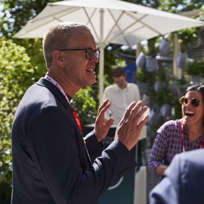 Frank Weber, CTO von BMW, einem der diesjährigen Partner von DLD, stellt im Außenbereich die neuesten Innovationen des Automobilkonzerns vor