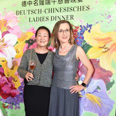 Fei Yu Xu, KI-Chefin bei SAP, mit Deutsche-Bahn-Vorständin  Sigrid Evelyn Nikutta